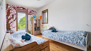 5 bedrooms, iron/ironing board, WiFi, bed sheets