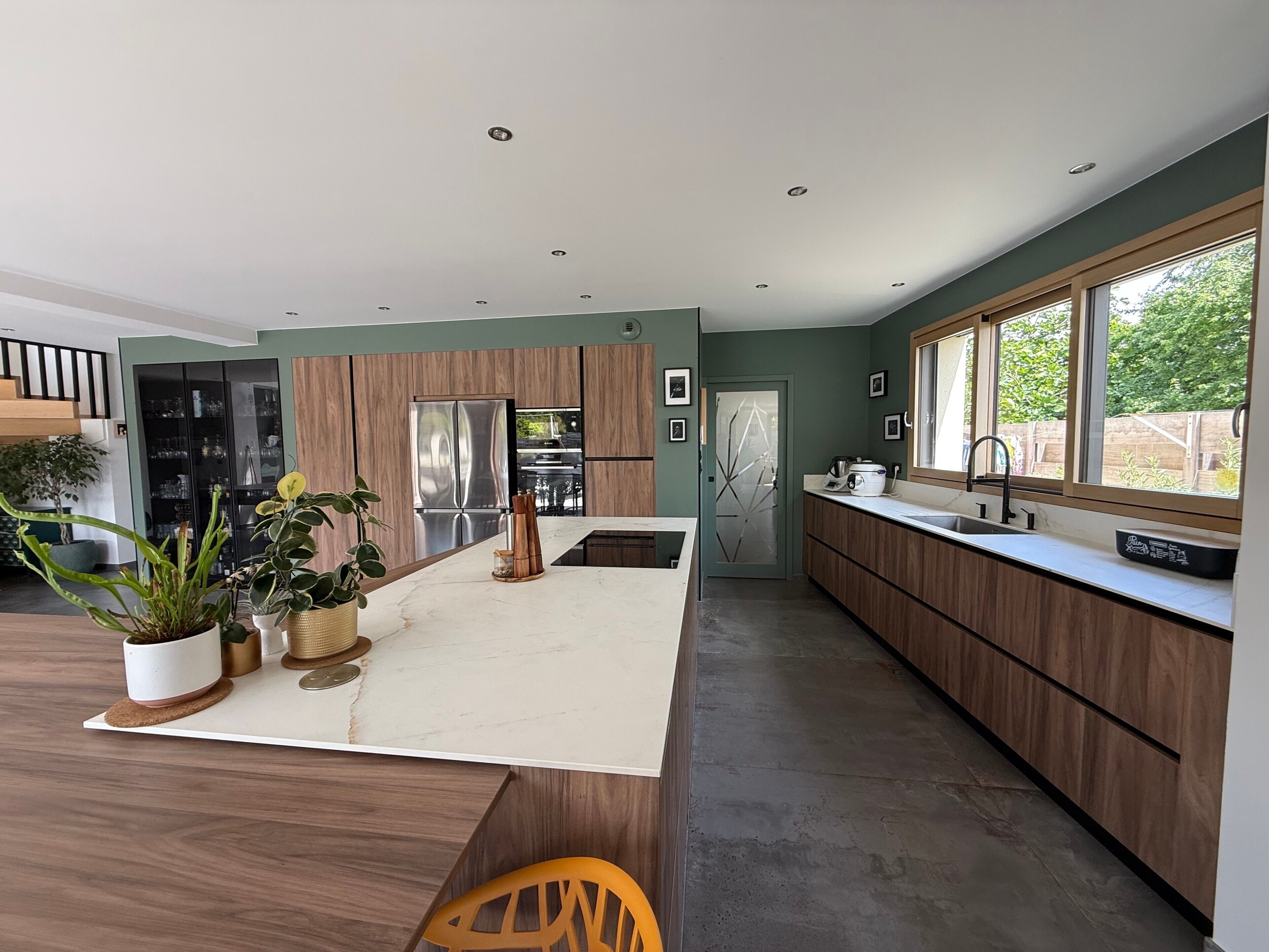 Jääkaappi, mikroaaltouuni, uuni, liesi