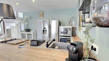 Réfrigérateur, micro-ondes, four, plaque de cuisson