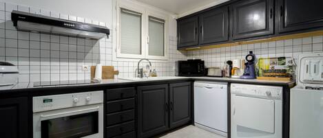 Frigorífico, microondas, horno y placa de cocina