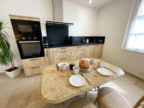 Kühlschrank, Mikrowelle, Ofen, Geschirrspüler
