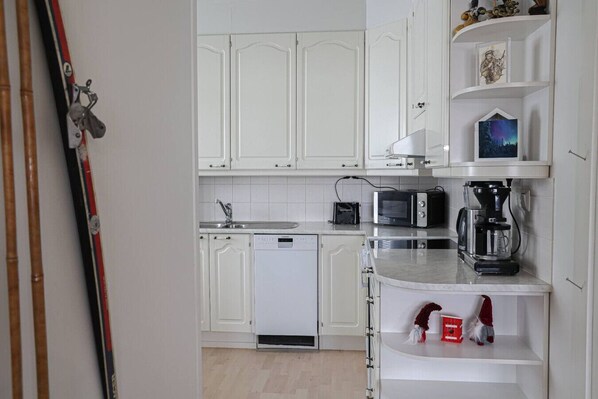 Een koelkast, een magnetron, een oven, een kookplaat