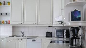 Køleskab, mikrobølgeovn, ovn, kogeplade