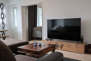 Een televisie en boeken