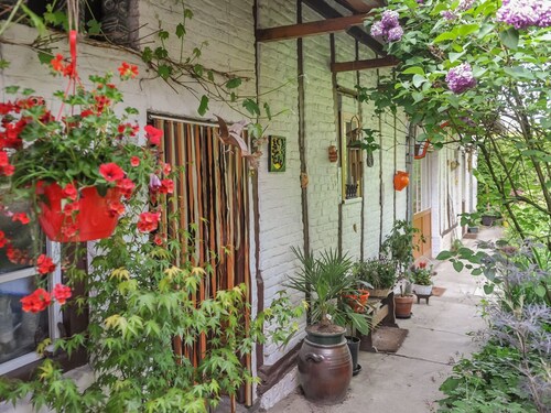 Spacious eco-friendly cottage with garden and pets welcome in Steenvoorde