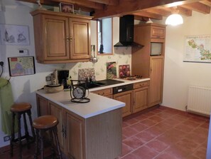 Réfrigérateur, micro-ondes, lave-vaisselle, cafetière/bouilloire