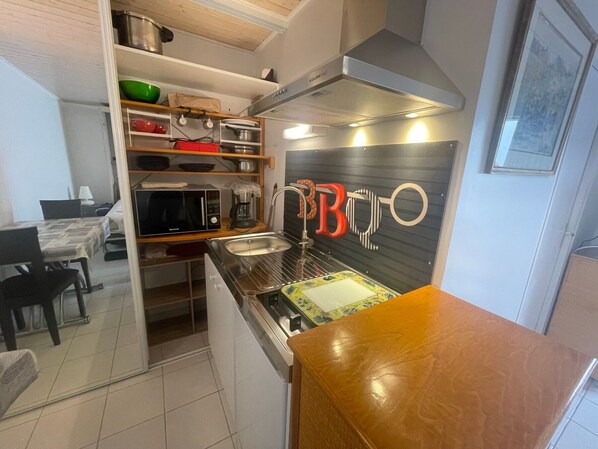 Fridge, microwave, stovetop, coffee/tea maker