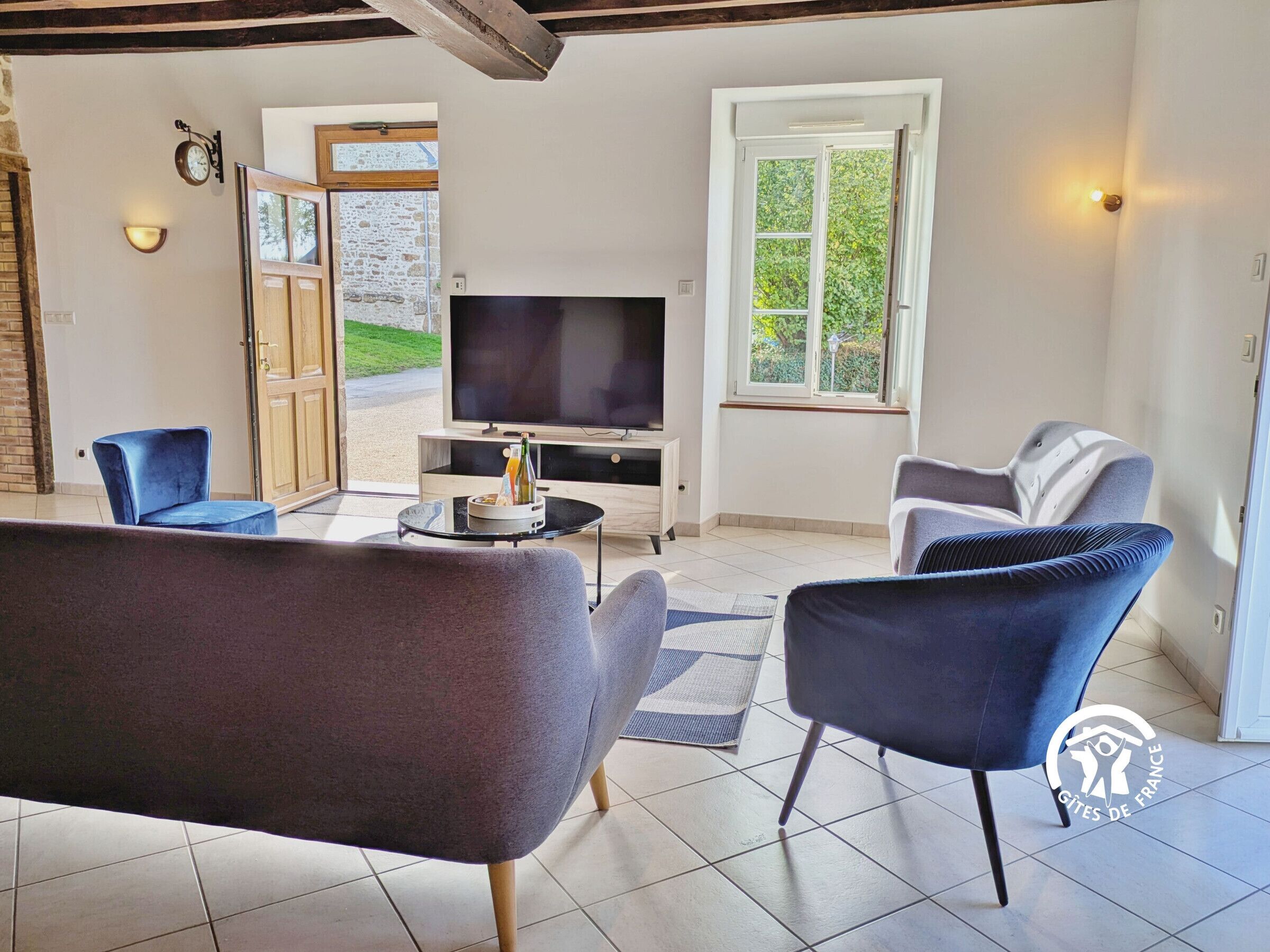 Télévision, cheminée, table de tennis de table