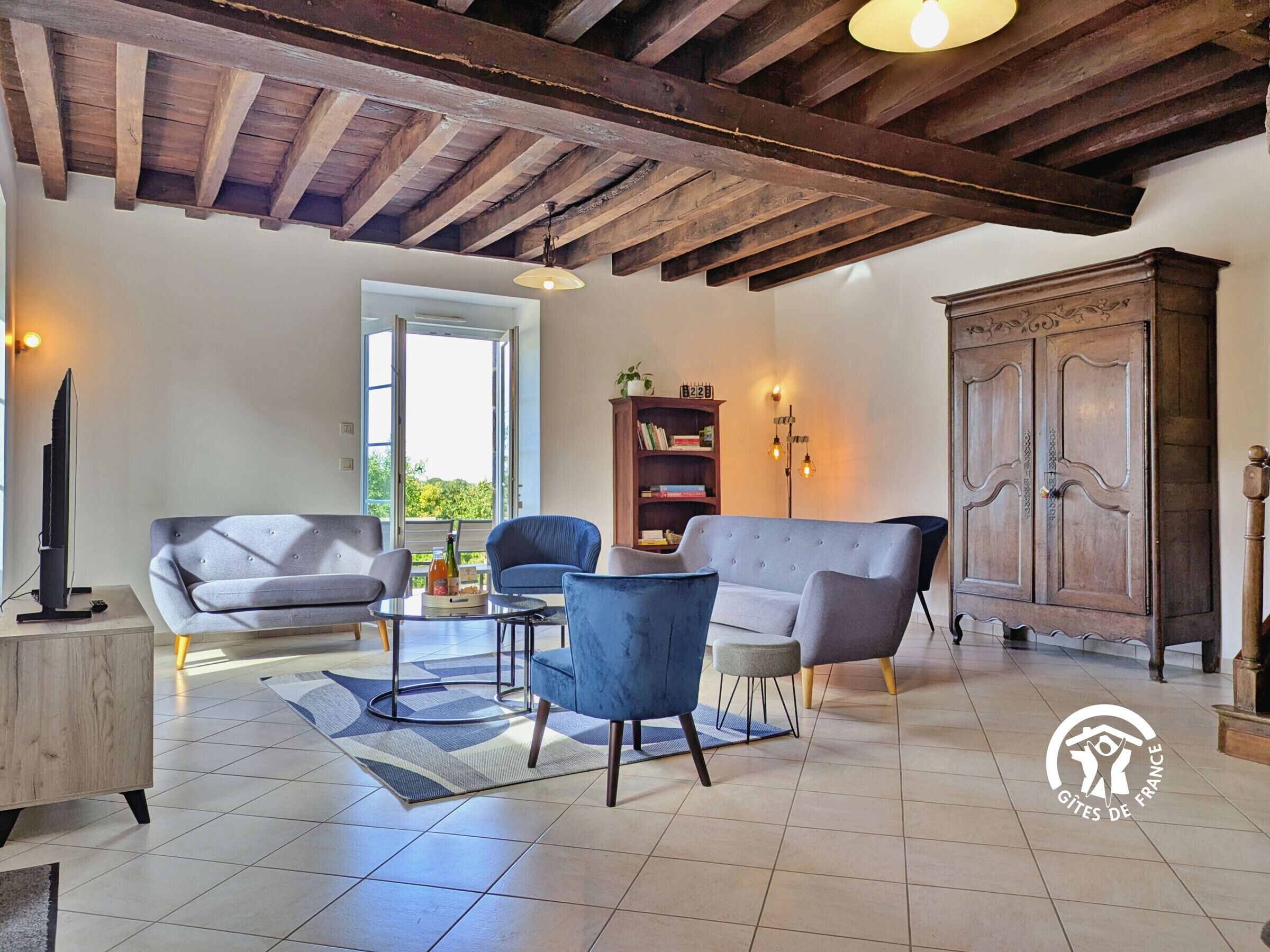 TV, lareira, mesa de pingue-pongue