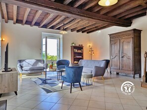 Télévision, cheminée, table de tennis de table