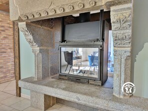 Interior - Chez Juliette: Family Cottage with Games Room and Fireplace (Chantrign é)