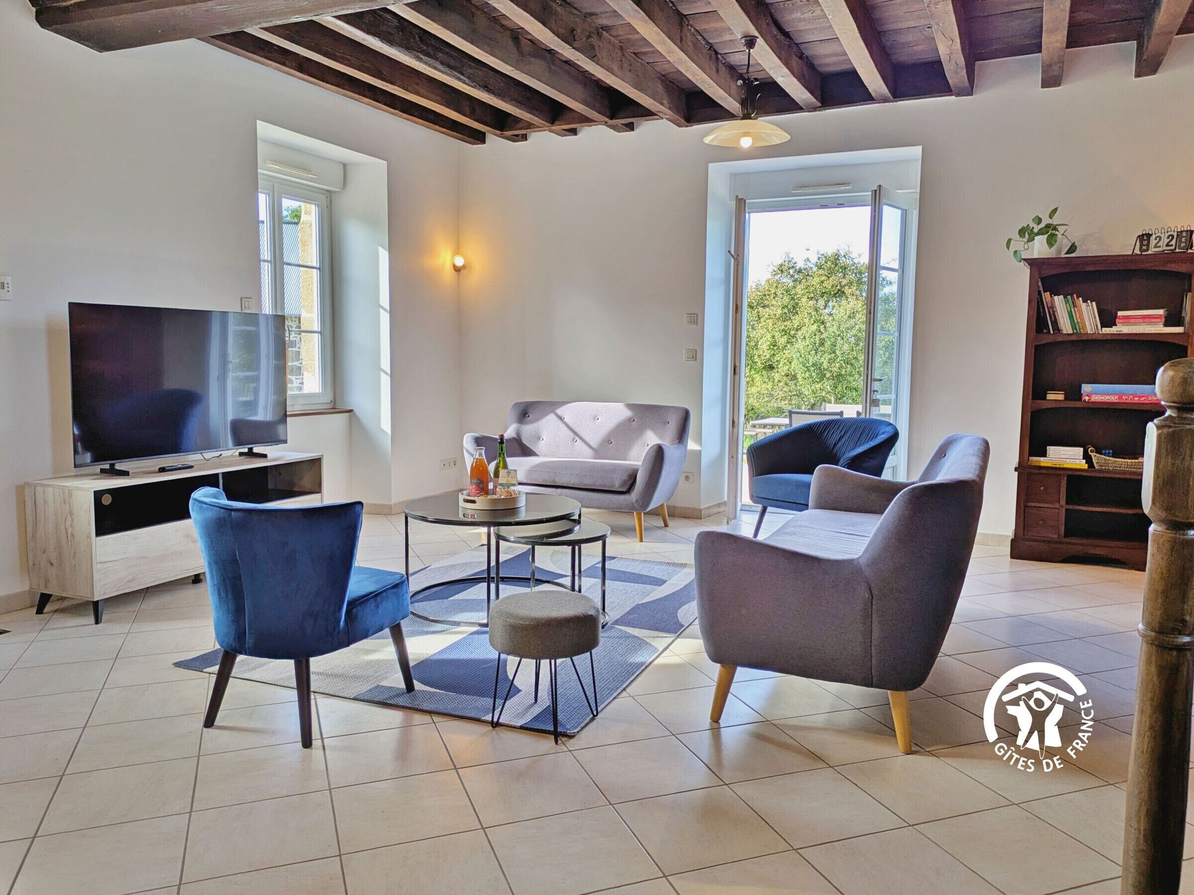 Tv, eldstad och ett bordtennisbord