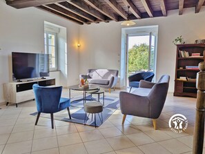 Fernseher, Kamin, Tischtennisplatte