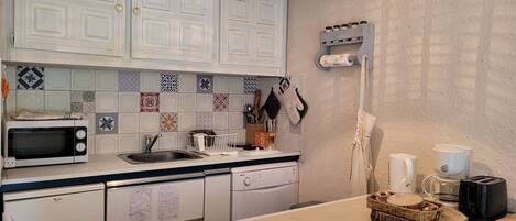 Fridge, microwave, dishwasher, coffee/tea maker