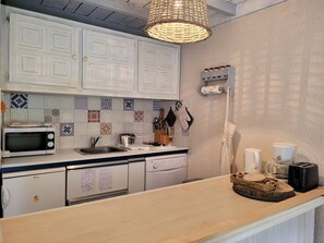 Fridge, microwave, dishwasher, coffee/tea maker