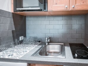 Réfrigérateur, four à micro-ondes, surface de cuisson, lave-vaisselle