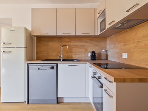 Réfrigérateur, micro-ondes, four, lave-vaisselle