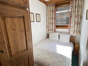 2 bedrooms, bed sheets