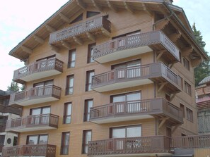 Un edificio de madera de varios pisos con balcones.