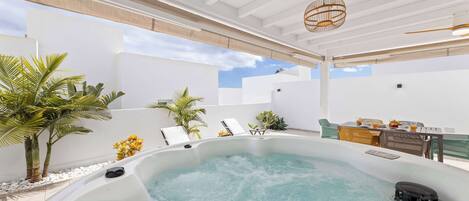 Outdoor spa tub