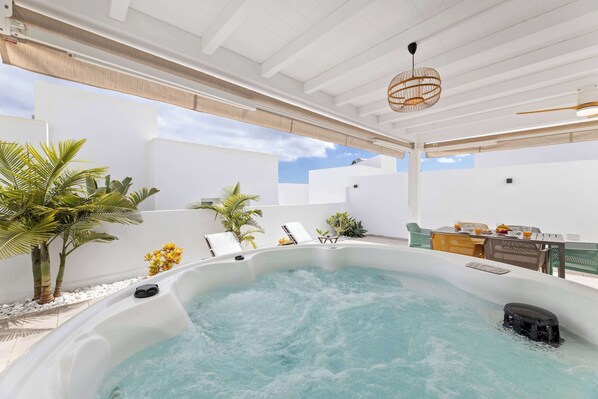 Outdoor spa tub