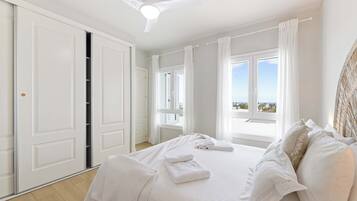 3 slaapkamers, een strijkplank/strijkijzer, reisbedje, wifi