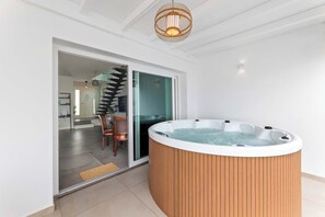 Interior - Miranda al Mar  Oceanview Jacuzzi Hideaway (Costa Teguise)