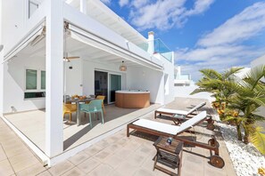 屋外ダイニングエリア