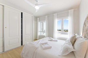 3 chambres, bureau, fer et planche à repasser, lit de bébé portatif
