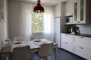 Réfrigérateur, four à micro-ondes, un four, surface de cuisson