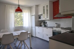 Réfrigérateur, four à micro-ondes, un four, surface de cuisson