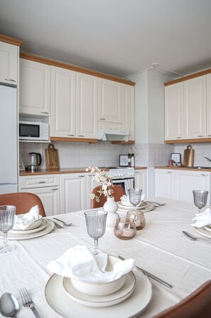 Fridge, microwave, oven, stovetop