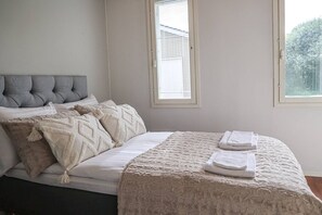 3 عدّة غرف نوم وواي فاي وملاءات أسرّة