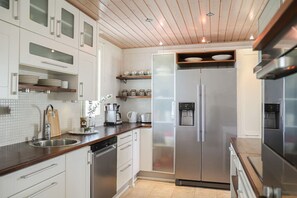 Jääkaappi, mikroaaltouuni, uuni, liesi