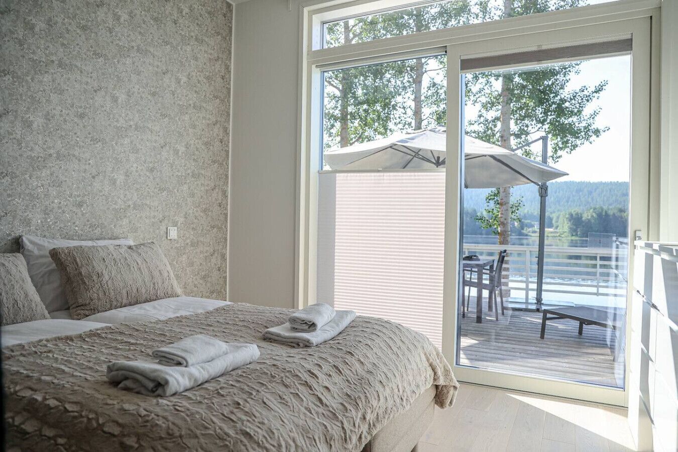 3 bedrooms, desk, WiFi, bed sheets