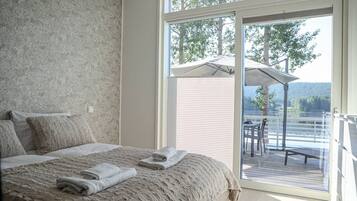 3 bedrooms, desk, WiFi, bed sheets