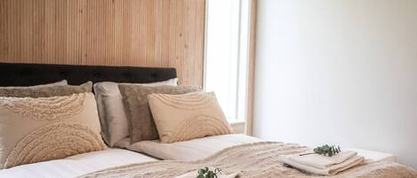 4 عدّة غرف نوم وواي فاي وملاءات أسرّة