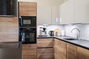 雪櫃、微波爐、焗爐、爐具