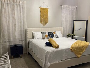 3 habitaciones, tabla de planchar con plancha, internet y ropa de cama