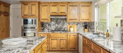 ثلاجة، ميكروويف، فرن، موقد طهي مسطح