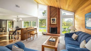 TV, fireplace, offices