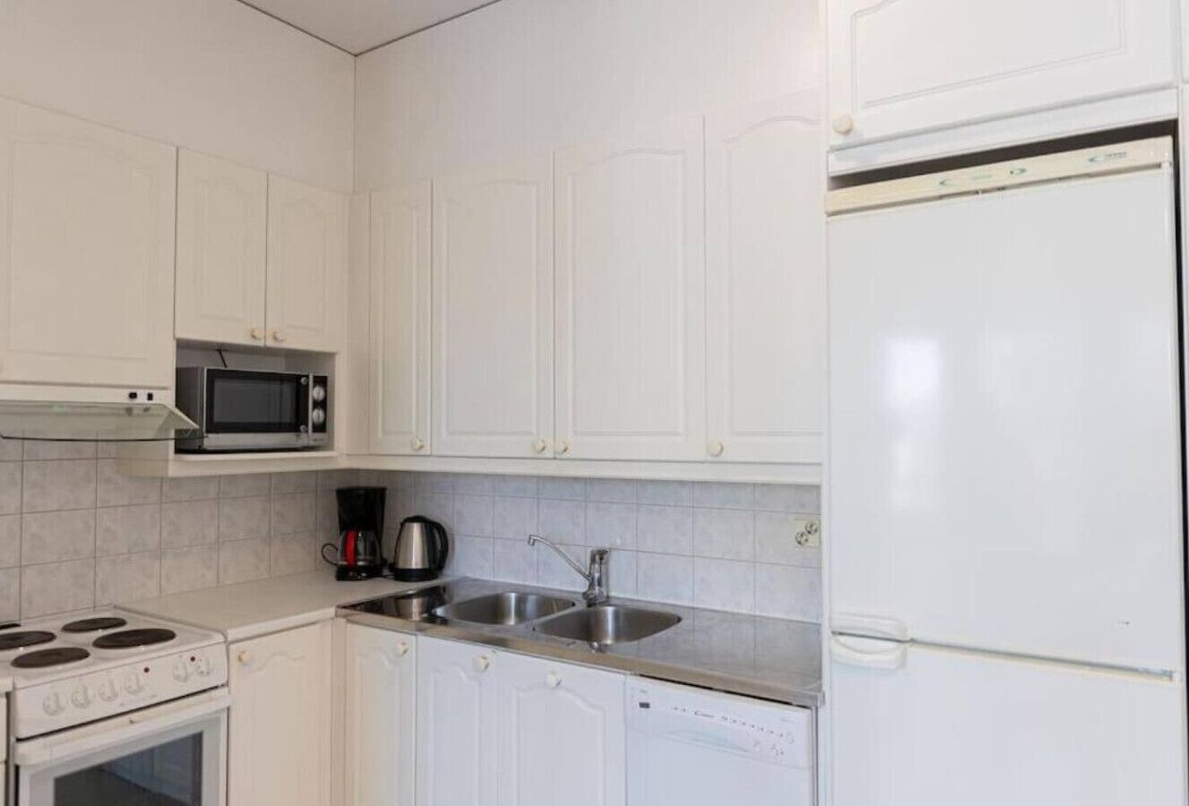 Jääkaappi, mikroaaltouuni, uuni, liesi