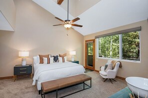 4 habitaciones, escritorio y tabla de planchar con plancha 