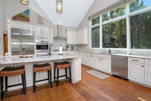 Réfrigérateur, four à micro-ondes, un four, surface de cuisson