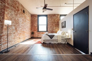 Iron/ironing board, travel cot, free WiFi, bed sheets - Urban 2BR Loft | Skyline Sunsets + Streetcar (Kansas City)