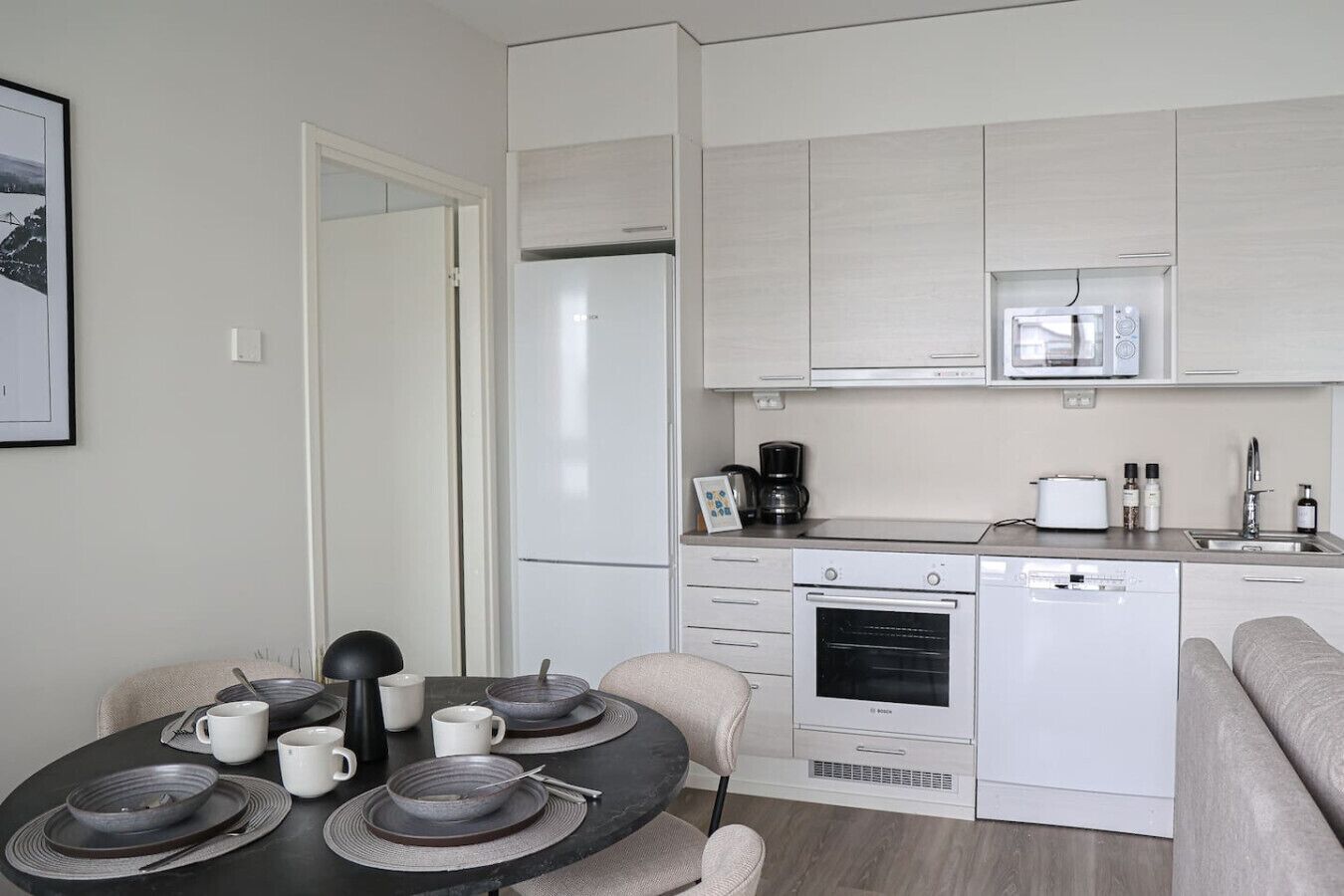 Kylskåp, mikrovågsugn, ugn och spishäll