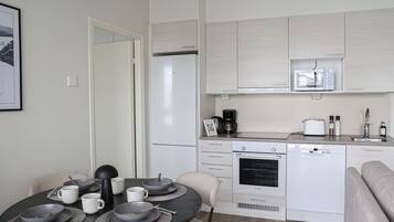 Kylskåp, mikrovågsugn, ugn och spishäll