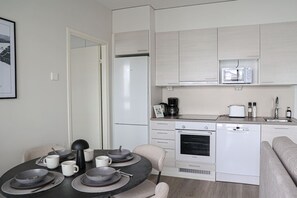 Fridge, microwave, oven, stovetop - Polar City Suites by BookLapland (Rovaniemi)