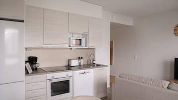 Kylskåp, mikrovågsugn, ugn och spishäll