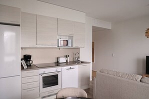 Kylskåp, mikrovågsugn, ugn och spishäll